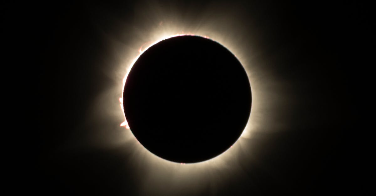 découvrez l'incroyable phénomène d'une éclipse solaire totale, un événement astronomique fascinant où la lune passe devant le soleil, plongeant temporairement le jour dans l'obscurité. apprenez comment et quand observer ce spectacle rare qui attire des millions d'adeptes à travers le monde.
