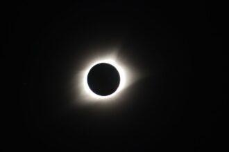 découvrez l'incroyable phénomène d'une éclipse solaire totale, un événement astronomique fascinant où la lune obscurcit complètement le soleil. assistez à ce spectacle rare, apprenez-en plus sur la science derrière les éclipses et préparez-vous à en admirer la beauté saisissante.