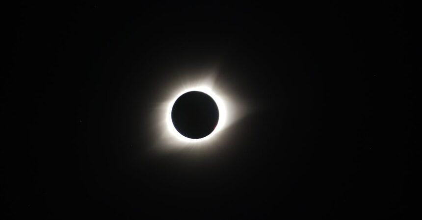 découvrez l'incroyable phénomène d'une éclipse solaire totale, un événement astronomique fascinant où la lune obscurcit complètement le soleil. assistez à ce spectacle rare, apprenez-en plus sur la science derrière les éclipses et préparez-vous à en admirer la beauté saisissante.