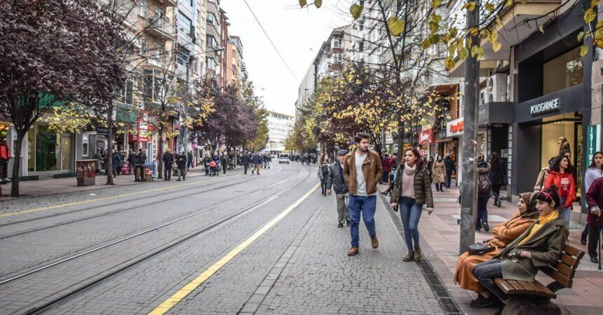 découvrez tout sur les trams : leur histoire, leur fonctionnement, et leur impact sur les transports urbains. explorez les différentes lignes et expériences à bord de ces moyens de transport écologiques et efficaces.