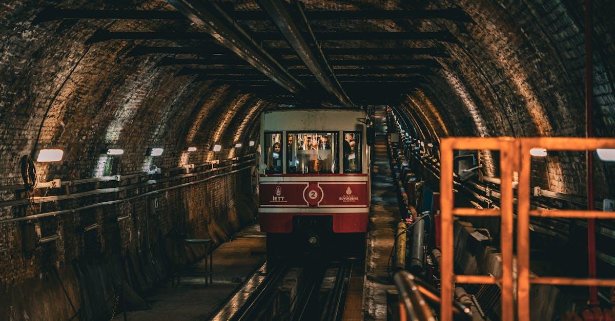 découvrez l'univers fascinant des tunnels, ces passages souterrains qui relient les villes et facilitent les déplacements. apprenez-en plus sur leur histoire, leur construction et leur impact sur l'urbanisme moderne.