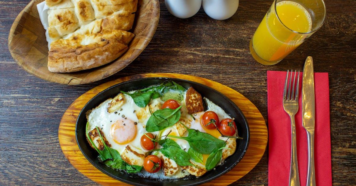 découvrez le petit déjeuner turc, une célébration des saveurs avec des mets traditionnels comme le fromage frais, les olives, le pain pita, et des plats chauds à base d'œufs. un festin matinal qui ravira vos papilles et vous plongera dans la riche culture gastronomique de la turquie.