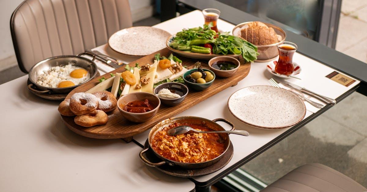 découvrez l'authenticité du petit déjeuner turc, un festin de saveurs avec ses fromages variés, olives, tomates fraîches et pain chaud. savourez cette expérience culinaire unique qui éveille vos sens à chaque bouchée.