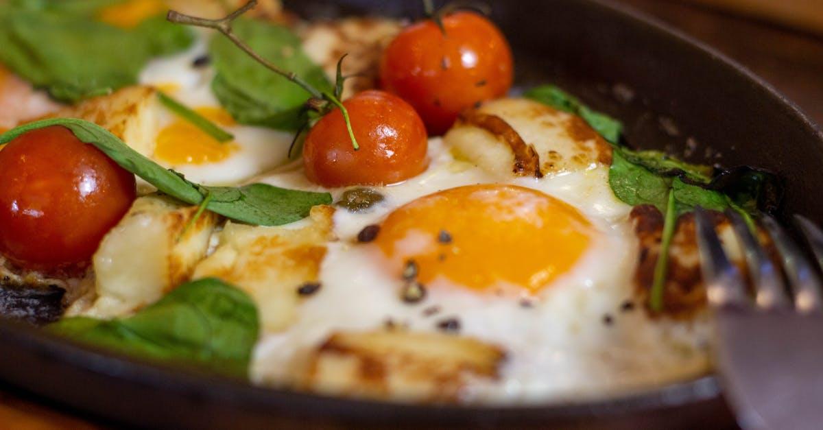 découvrez le petit déjeuner turc, un festin coloré et copieux qui allie délices salés et sucrés. savourez des olives, du fromage, des tomates, des œufs, du pain frais et bien plus encore, le tout accompagné de thé turc, pour une expérience culinaire authentique. plongez dans la culture turque dès le matin!