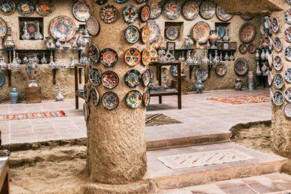 découvrez l'élégance et la tradition des céramiques turques, un artisanat riche en couleurs et en motifs uniques. explorez notre collection de pièces authentiques qui ajoutent une touche d'exotisme à votre intérieur.