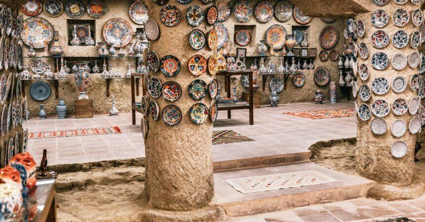 découvrez l'élégance et la tradition des céramiques turques, un artisanat riche en couleurs et en motifs uniques. explorez notre collection de pièces authentiques qui ajoutent une touche d'exotisme à votre intérieur.