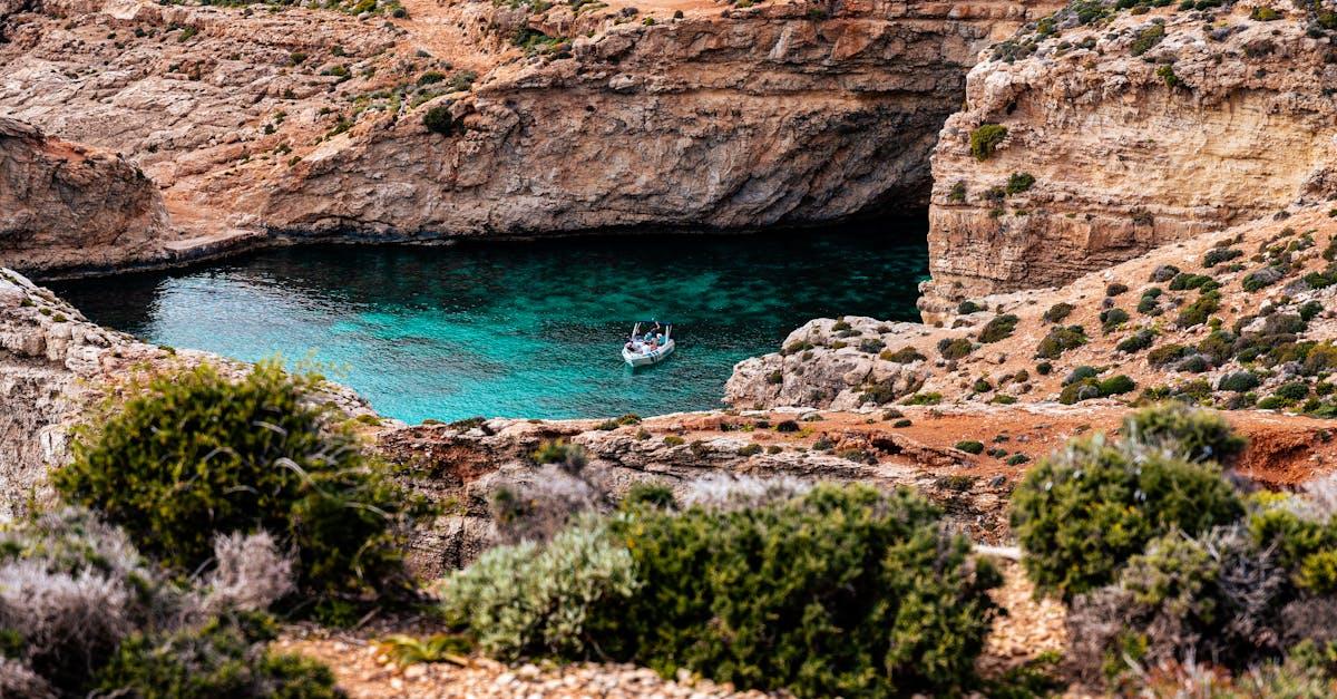 découvrez l'urgep evi cave hotel, un havre de paix unique niché dans des paysages enchanteurs. profitez d'un luxe authentique dans des chambres creusées dans la roche, combinant modernité et charme traditionnel. idéalement situé pour explorer les merveilles de la région, cet hôtel promet une expérience inoubliable.