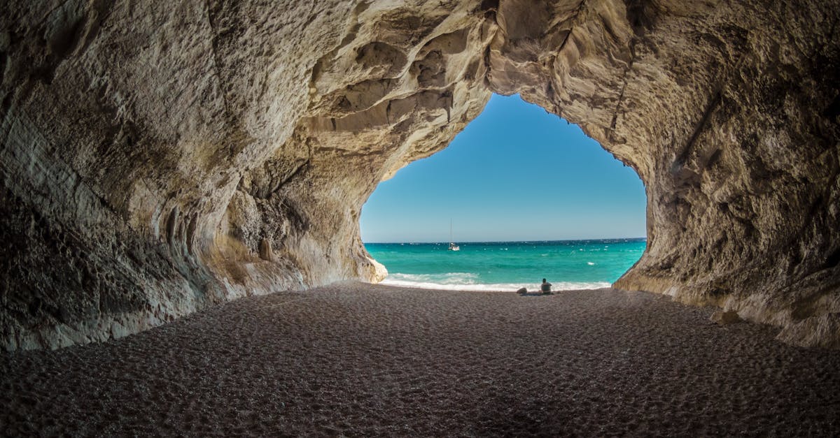 découvrez l'urgep evi cave hotel, une expérience unique au cœur des paysages enchanteurs de la cappadoce. séjournez dans des chambres troglodytes élégantes et profitez d'un service de qualité, tout en explorant les merveilles naturelles et historiques de la région.
