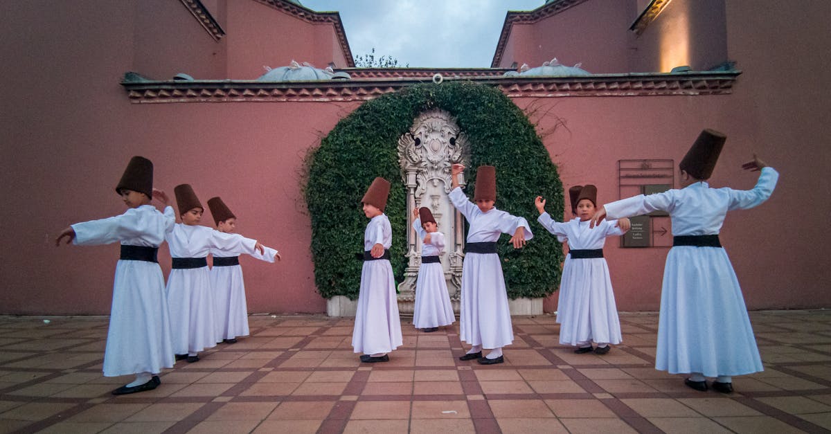 découvrez l'envoûtante danse des derviches tourneurs, une tradition spirituelle fascinante alliant méditation et mouvement. plongez dans l'univers mystique des derviches et laissez-vous emporter par la magie de leur art.
