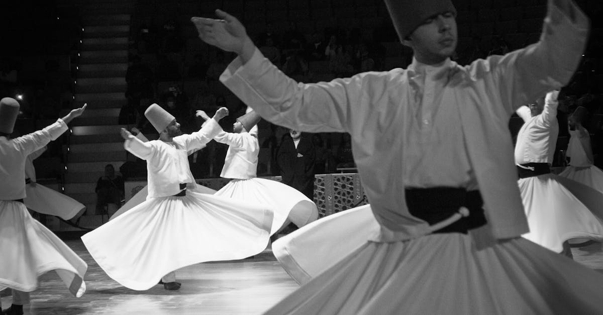 découvrez l'envoûtante danse des derviches tourneurs, une tradition spirituelle qui allie mouvement hypnotique et méditation. plongez dans cet art intemporel originaire de la culture soufie, symbolisant la quête de l'union avec le divin.
