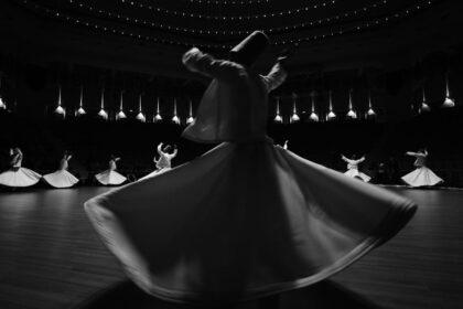 découvrez l'univers fascinant des derviches tourneurs, une tradition mystique de la culture soufie. plongez dans l'histoire, la philosophie et les performances envoûtantes de ces artistes spirituels qui dansent pour atteindre l'extase et la communion avec le divin.