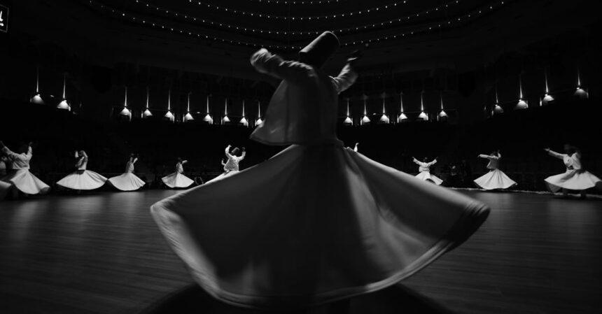 découvrez l'univers fascinant des derviches tourneurs, une tradition mystique de la culture soufie. plongez dans l'histoire, la philosophie et les performances envoûtantes de ces artistes spirituels qui dansent pour atteindre l'extase et la communion avec le divin.