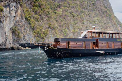 découvrez l'élégance et le luxe d'une croisière en yacht, où confort et aventure se rencontrent. explorez des destinations enchanteresses tout en profitant de services haut de gamme et de paysages à couper le souffle.