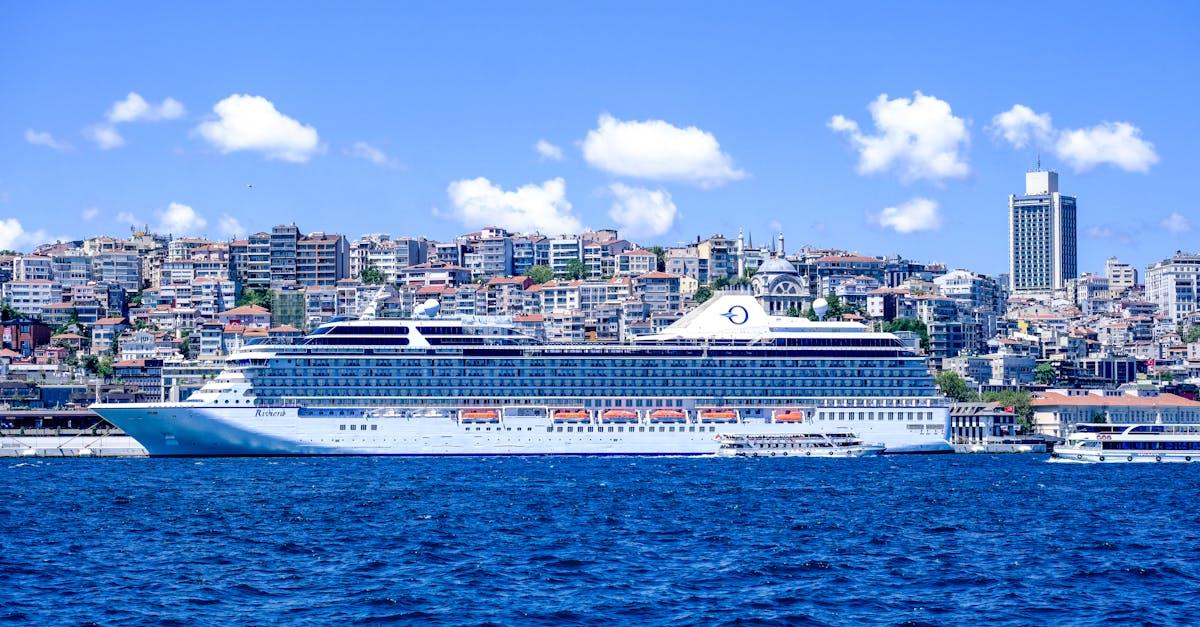 découvrez yenikapı, un quartier emblématique d'istanbul, riche en histoire et en culture. explorez ses sites archéologiques, ses transports modernes, et vivez l'authenticité de la vie turque. un lieu où le passé et le présent se rencontrent.
