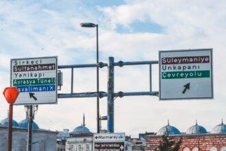 découvrez yenikapı, un quartier vibrant d'istanbul, riche en histoire et en culture. explorez ses sites emblématiques, ses transports modernes et sa vie nocturne animée, tout en profitant de la diversité culinaire locale.