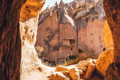 découvrez zelve, un bijou de la nature en turquie, célèbre pour ses formations rocheuses uniques et son riche patrimoine historique. explorez ce site fascinant, ancien refuge troglodyte, et laissez-vous émerveiller par ses paysages enchanteurs.