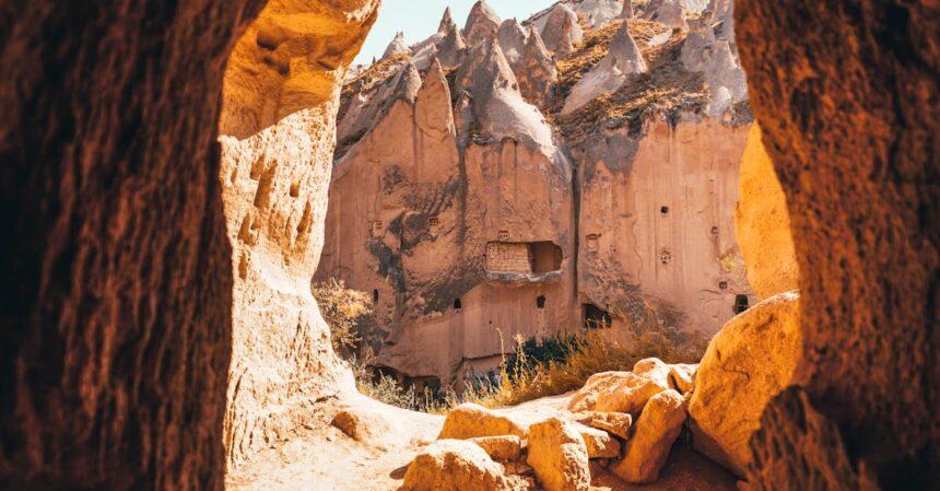 découvrez zelve, un bijou de la nature en turquie, célèbre pour ses formations rocheuses uniques et son riche patrimoine historique. explorez ce site fascinant, ancien refuge troglodyte, et laissez-vous émerveiller par ses paysages enchanteurs.