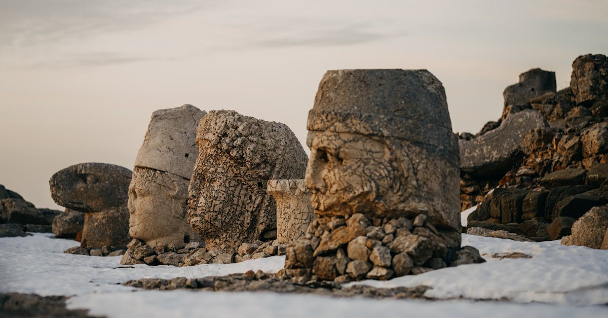 découvrez adiyaman, une ville riche en histoire et en culture située au cœur de la turquie. explorez ses sites historiques, comme la légendaire tombe de karakuş et le splendide mont nemrut, classé au patrimoine mondial de l'unesco. apprenez-en davantage sur les traditions locales, la gastronomie savoureuse et laissez-vous séduire par l'hospitalité des habitants d'adiyaman.