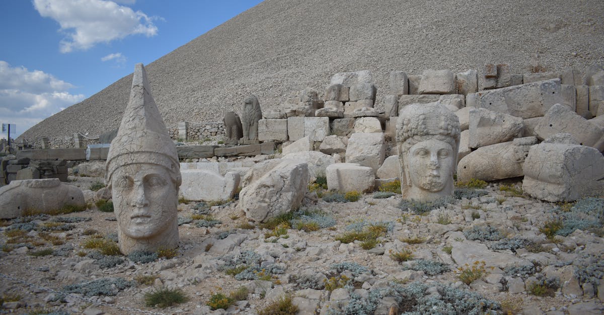 découvrez adıyaman, une ville fascinante de turquie, connue pour ses sites historiques impressionnants, sa culture riche et ses paysages naturels époustouflants. explorez les merveilles de cette région, notamment le mont nemrut et ses étonnantes statues, tout en profitant d'une expérience authentique turque.