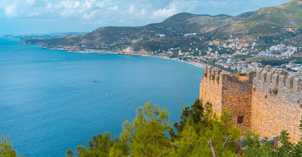 découvrez le château d'alanya, une forteresse médiévale impressionnante surplombant la mer méditerranée. explorez son histoire fascinante, ses panoramas à couper le souffle et ses ruines bien préservées, tout en profitant d'une journée inoubliable dans cette destination incontournable de turquie.