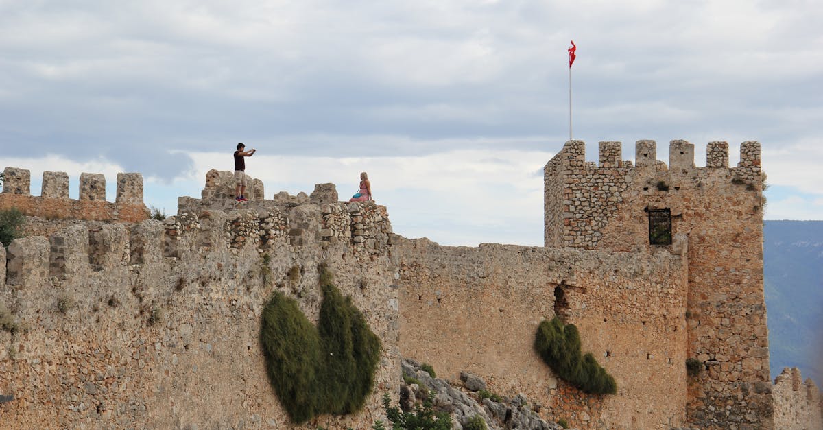 découvrez le château d'alanya, une merveille historique surplombant la méditerranée, riche en culture et en paysages à couper le souffle. explorez son architecture médiévale, ses tours impressionnantes et profitez de vues panoramiques sur la ville d'alanya.