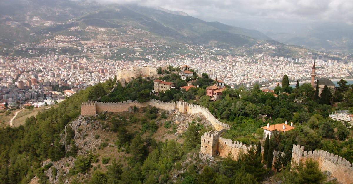 découvrez le fascinant château d'alanya, une forteresse médiévale surplombant la mer méditerranée. explorez son histoire riche, admirez ses tours imposantes et profitez de vues imprenables sur les paysages environnants. un incontournable lors de votre visite en turquie.