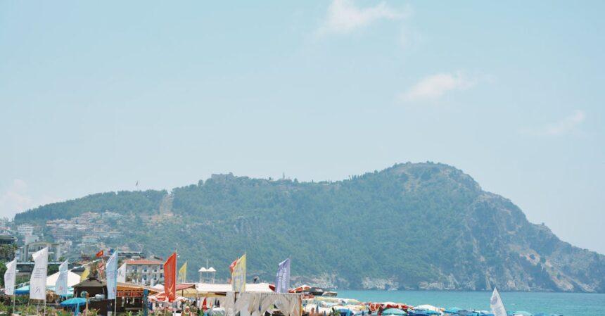 découvrez le château d'alanya, une majestueuse forteresse perchée sur les falaises surplombant la mer méditerranée. plongez dans l'histoire fascinante de cet édifice médiéval tout en profitant de vues panoramiques spectaculaires et d'une atmosphère unique. explorez ses tours impressionnantes et ses ruines anciennes lors de votre visite à alanya.