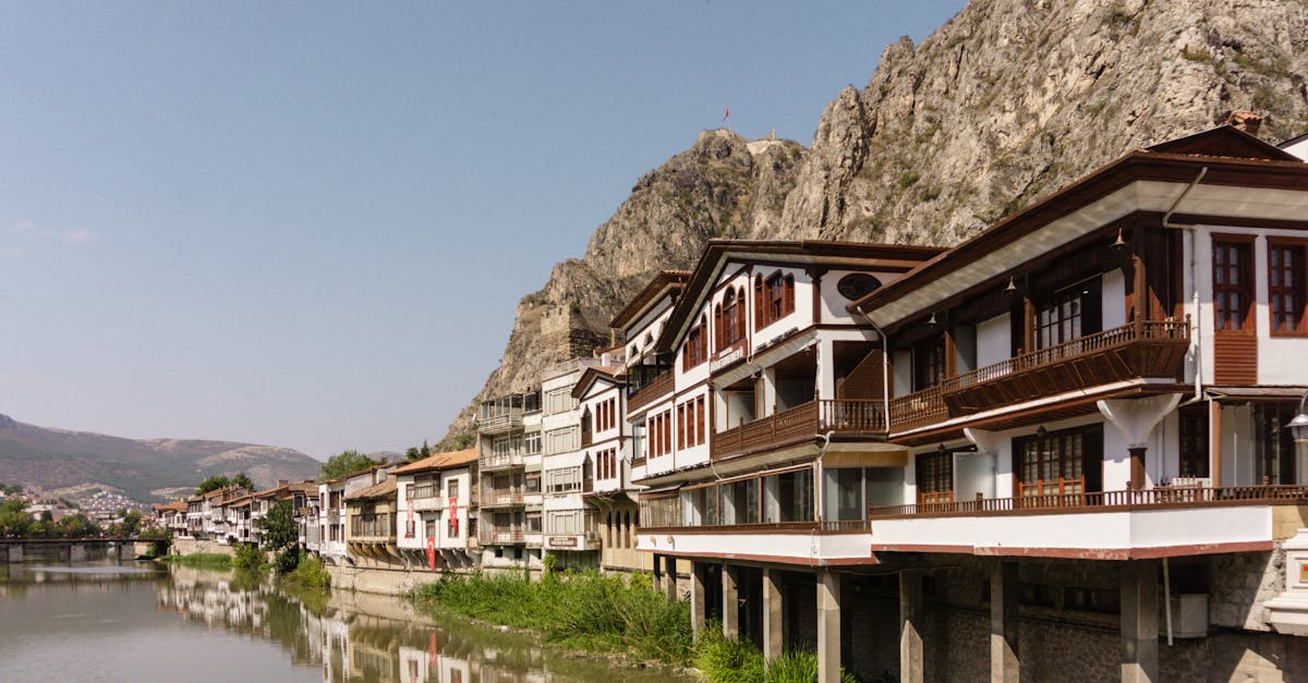 découvrez amasya, une ville historique de turquie, célèbre pour ses paysages pittoresques, ses maisons traditionnelles et son riche patrimoine culturel. explorez ses sites d'intérêt, de son musée archéologique aux vestiges romains, et plongez-vous dans son ambiance unique.