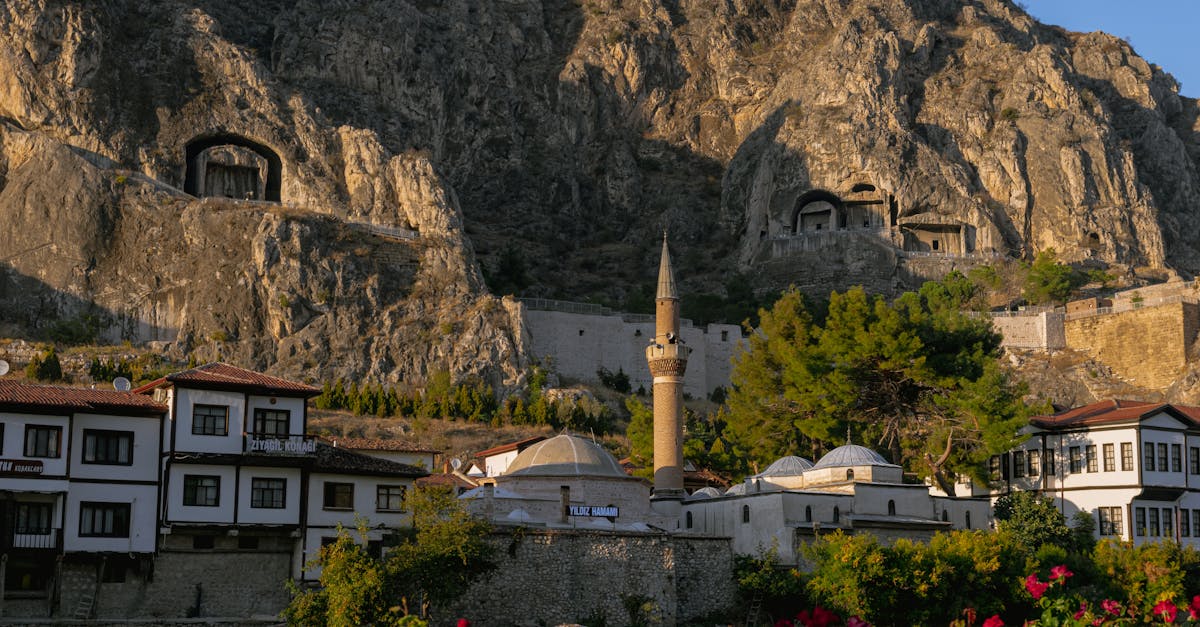 découvrez amasya, une ville historique de turquie, réputée pour ses magnifiques paysages, ses maisons traditionnelles et son riche patrimoine culturel. explorez ses antiquités, ses rivières pittoresques et ses escarpements montagneux pour une expérience inoubliable.