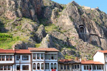 découvrez amasya, une ville historique de turquie connue pour ses paysages pittoresques, ses maisons traditionnelles en bois et ses riches patrimoines culturels. plongez dans son histoire fascinante et explorez les sites emblématiques qui en font une destination incontournable.