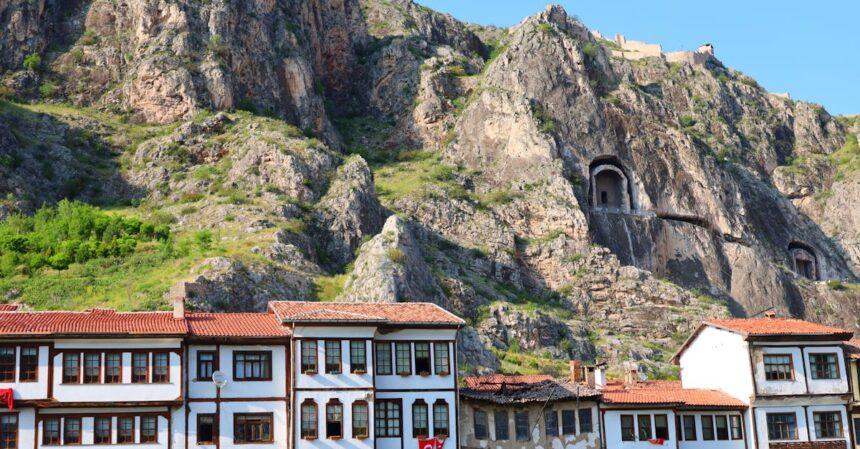 découvrez amasya, une ville historique de turquie connue pour ses paysages pittoresques, ses maisons traditionnelles en bois et ses riches patrimoines culturels. plongez dans son histoire fascinante et explorez les sites emblématiques qui en font une destination incontournable.