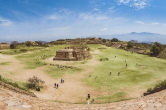 découvrez les sites anciens fascinants qui témoignent de l'histoire humaine, des civilisations disparues et des merveilles architecturales à travers le monde. explorez les secrets des pyramides, des temples oubliés et des ruines majestueuses.