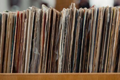 découvrez l'art du shopping d'antiquités avec notre guide approfondi. explorez des trésors uniques et des objets chargés d'histoire dans les marchés et boutiques spécialisées. que vous soyez un collectionneur passionné ou simplement en quête de décorations vintage, plongez dans l'univers fascinant des antiquités.