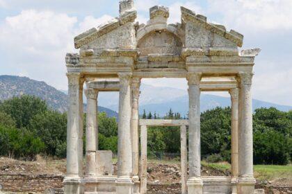 découvrez aphrodisias, une ancienne cité de la grèce connue pour ses magnifiques ruines et son temple dédié à la déesse de l'amour, aphrodite. explorez son histoire riche et ses merveilles archéologiques qui font de ce site un incontournable pour les passionnés de culture et de voyage.