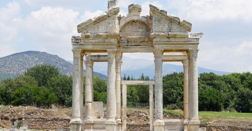 découvrez aphrodisias, une ancienne cité de la grèce connue pour ses magnifiques ruines et son temple dédié à la déesse de l'amour, aphrodite. explorez son histoire riche et ses merveilles archéologiques qui font de ce site un incontournable pour les passionnés de culture et de voyage.
