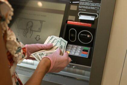 découvrez tout ce qu'il faut savoir sur les distributeurs automatiques de billets (dab) : fonctionnement, sécurité, avantages et inconvénients. simplifiez vos retraits d'espèces grâce à notre guide complet sur les atms.