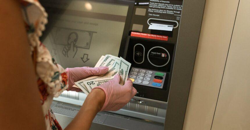 découvrez tout ce qu'il faut savoir sur les distributeurs automatiques de billets (dab) : fonctionnement, sécurité, avantages et inconvénients. simplifiez vos retraits d'espèces grâce à notre guide complet sur les atms.