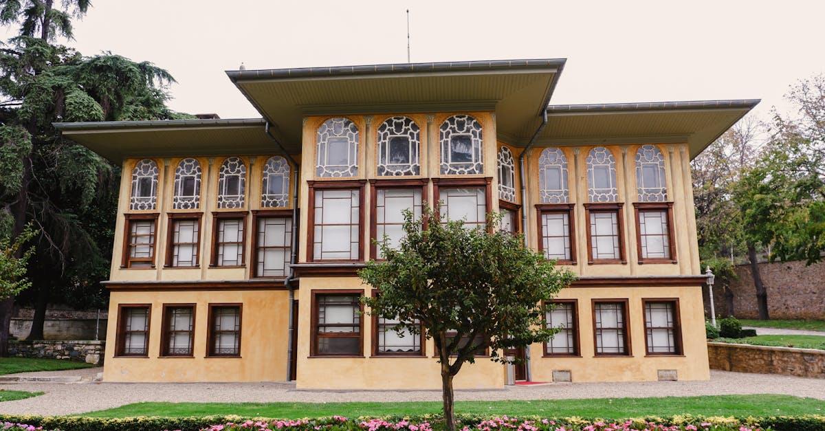 découvrez aynalıkavak, un quartier historique d'istanbul, connu pour ses magnifiques demeures en bois, ses jardins pittoresques et son ambiance paisible. explorez l'architecture unique et plongez dans la culture locale tout en profitant de vues imprenables sur le bosphore.