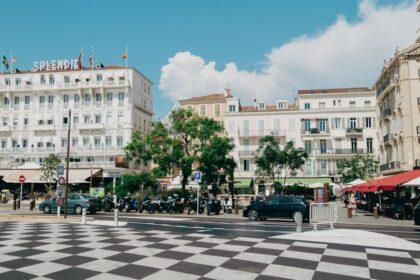 découvrez notre sélection des meilleurs hôtels, alliant confort, service exceptionnel et expériences inoubliables. que vous cherchiez un séjour romantique, des vacances en famille ou un voyage d'affaires, trouvez l'hébergement parfait pour votre prochaine aventure.