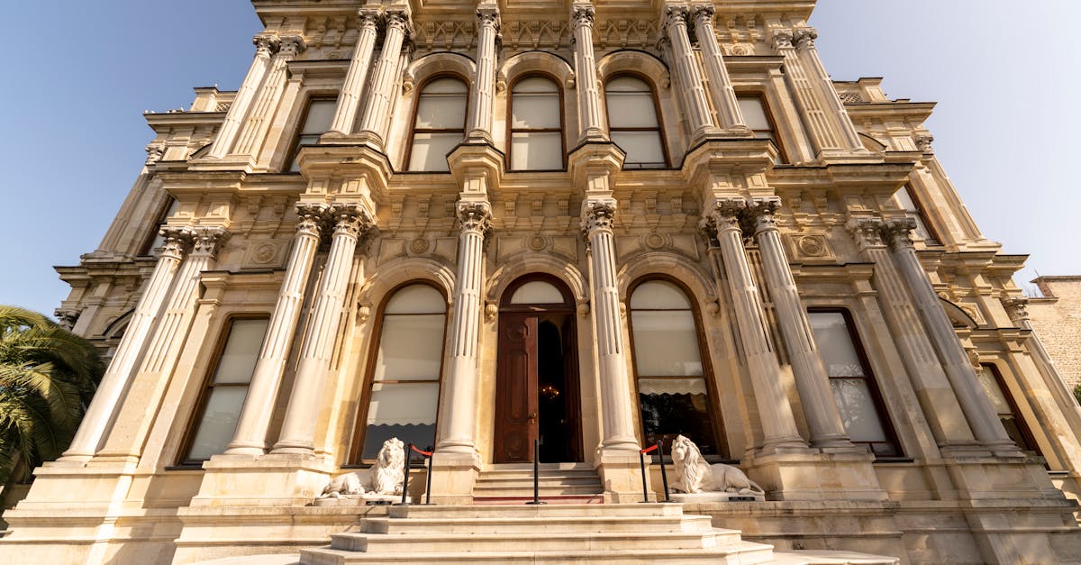 découvrez le palais de beylerbeyi, un joyau architectural situé sur les rives du bosphore à istanbul. plongez dans l'histoire de l'empire ottoman en visitant ce magnifique palais, célèbre pour ses somptueuses salles, ses jardins luxuriants et sa vue imprenable sur le détroit. une visite incontournable pour les amateurs de culture et d'histoire.