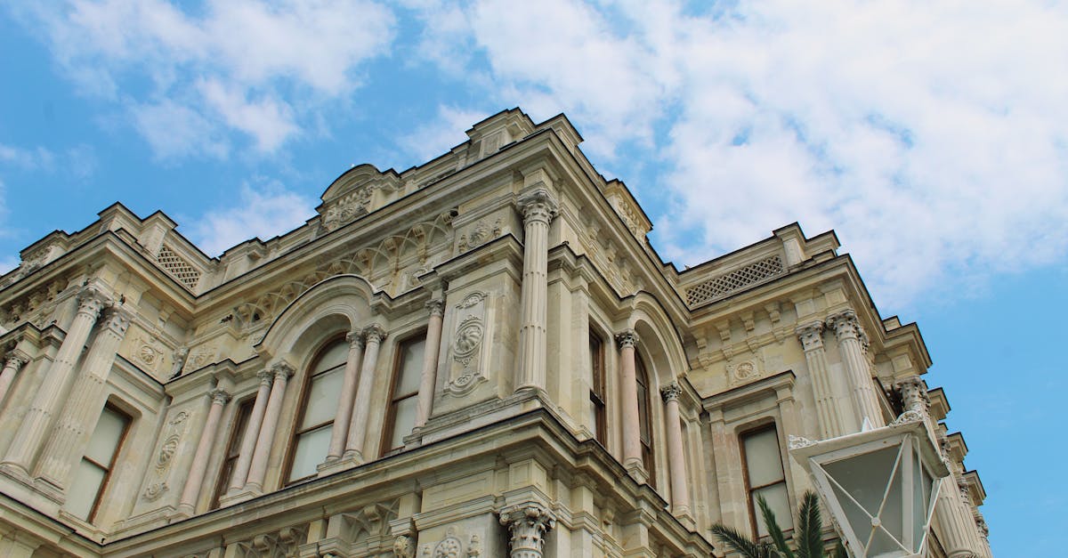 découvrez le palais de beylerbeyi, un joyau architectural situé à istanbul, témoignage de l'histoire ottomane. explorez ses somptueux jardins, ses salles richement décorées et admirez la vue imprenable sur le bosphore. un lieu incontournable pour les amateurs de culture et d'histoire.