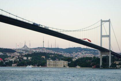 découvrez le palais de beylerbeyi, une magnifique résidence ottomane située sur les rives du bosphore à istanbul. explorez son architecture impressionnante, ses jardins luxuriants et plongez dans l'histoire riche de cet élégant palais, lieu de villégiature des sultans.