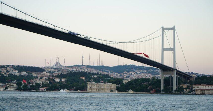 découvrez le palais de beylerbeyi, une magnifique résidence ottomane située sur les rives du bosphore à istanbul. explorez son architecture impressionnante, ses jardins luxuriants et plongez dans l'histoire riche de cet élégant palais, lieu de villégiature des sultans.