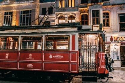 découvrez beyoğlu, le quartier vibrant d'istanbul, réputé pour sa richesse culturelle, ses cafés animés, ses boutiques artisanales et son ambiance unique. explorez ses rues historiques et vivez une expérience inoubliable au cœur de la ville.