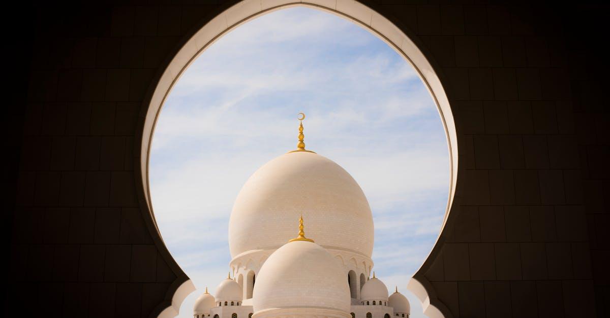 découvrez la beauté et l'histoire de la mosquée bleue, un chef-d'œuvre architectural d'istanbul, célèbre pour ses impressionnantes mosaïques bleues, ses minarets majestueux et son atmosphère spirituelle unique.