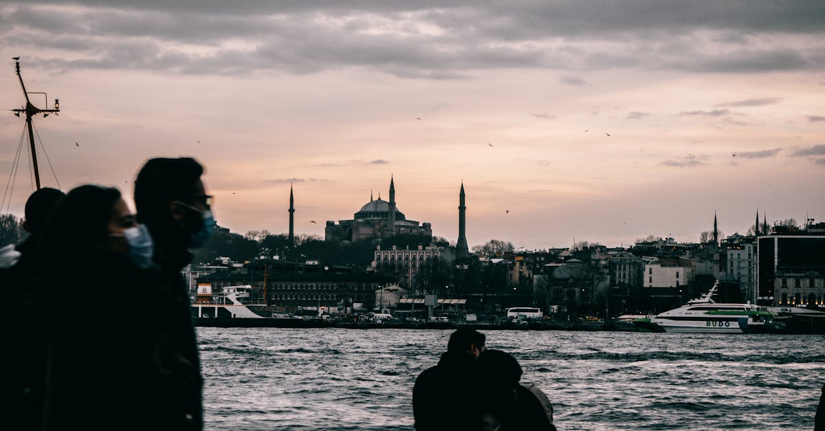 découvrez la majestueuse mosquée bleue, icône d'istanbul, célèbre pour son architecture spectaculaire, ses minarets élancés et ses mosaïques éblouissantes. un incontournable pour tout visiteur, alliant histoire et beauté.