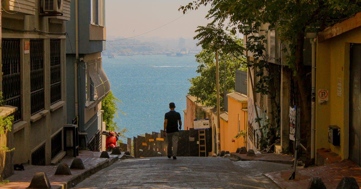 découvrez le bosphore, le détroit emblématique qui sépare l'europe et l'asie. plongez dans son histoire riche, ses paysages à couper le souffle et la culture fascinante qui en fait un incontournable lors de votre visite à istanbul.