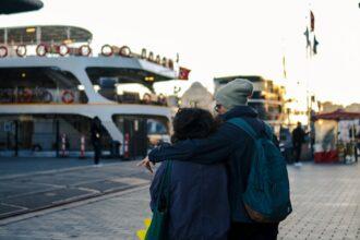 embarquez pour une croisière inoubliable sur le bosphore et découvrez les paysages époustouflants d'istanbul. admirez les palais historiques, les ponts majestueux et les villas ottomanes tout en savourant des mets délicieux à bord. une expérience unique entre europe et asie !