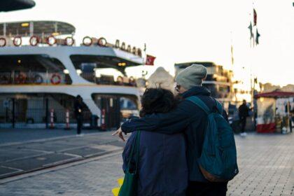 embarquez pour une croisière inoubliable sur le bosphore et découvrez les paysages époustouflants d'istanbul. admirez les palais historiques, les ponts majestueux et les villas ottomanes tout en savourant des mets délicieux à bord. une expérience unique entre europe et asie !