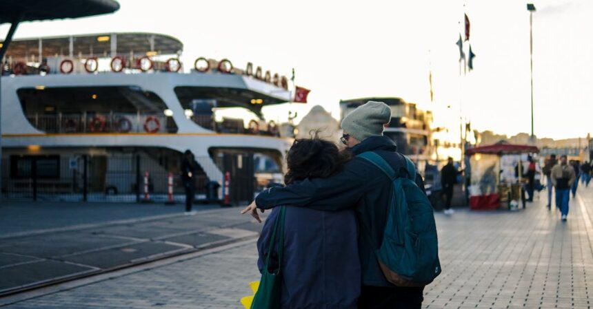 embarquez pour une croisière inoubliable sur le bosphore et découvrez les paysages époustouflants d'istanbul. admirez les palais historiques, les ponts majestueux et les villas ottomanes tout en savourant des mets délicieux à bord. une expérience unique entre europe et asie !